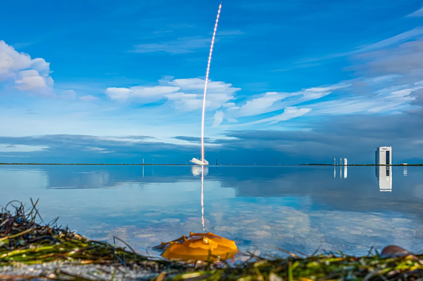 Langzeitbelichtung eines Falcon-9-Starts einer Starlink-Mission