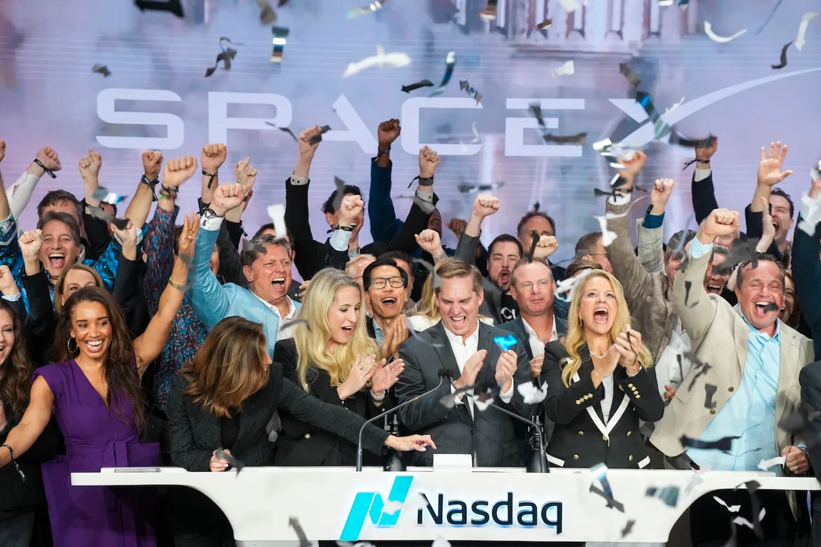 SpaceX-Team feiert mit Konfetti die Eröffnungsglocke am Nasdaq MarketSite